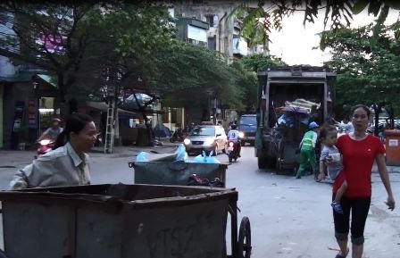 Xe rác hoạt động như “xe vua” tại Hà Nội